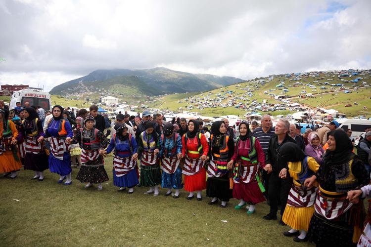 İNSANLAR, BURADA ÇİÇEK GİBİ GÖRÜNÜYOR