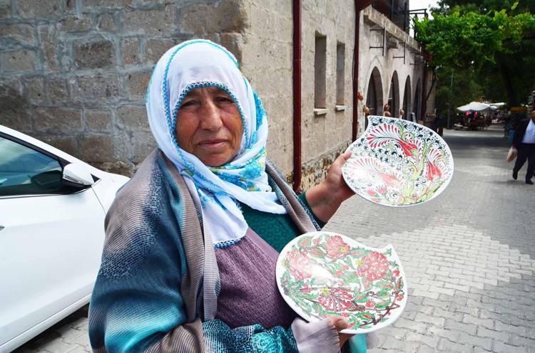 KADINLAR KENDİ AYAKLARININ ÜZERİNDE DURSUN