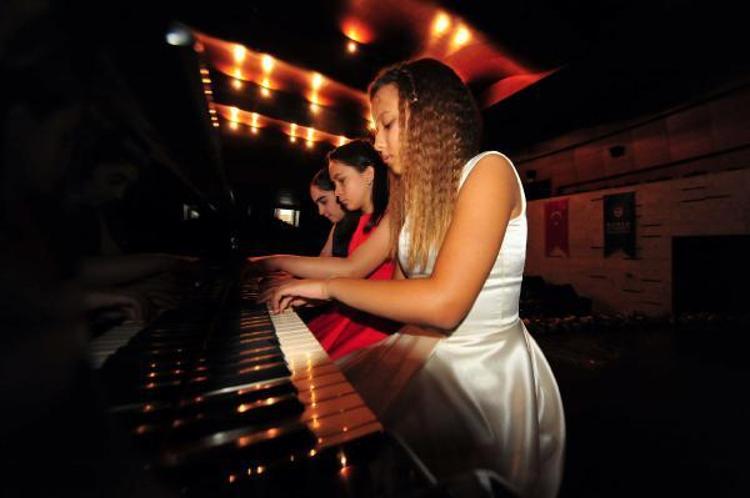 ONLARCA ÜLKE, YÜZLERCE KONSER