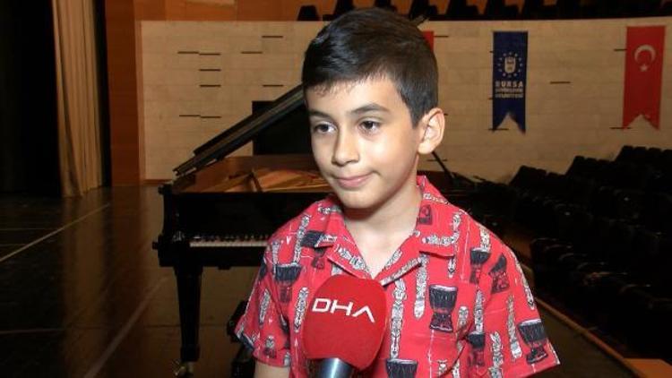 BİSİKLETTEN DÜŞÜP KOLUNU KIRDI, PİYANO İLE İYİLEŞTİ