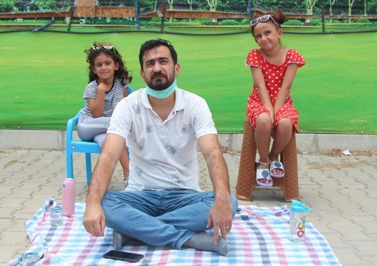 AİLESİ HASTANE ÖNÜNDE MORAL NÖBETİ TUTUYOR