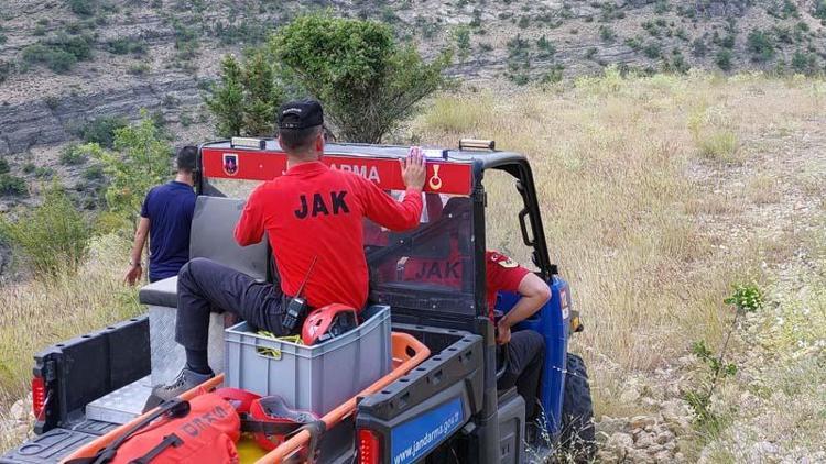 UÇURUMDAN YUVARLANAN AFAD PERSONELİNİN KOLU KIRILDI