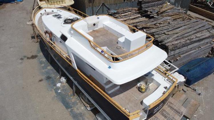 KENDİLERİ TASARLIYOR