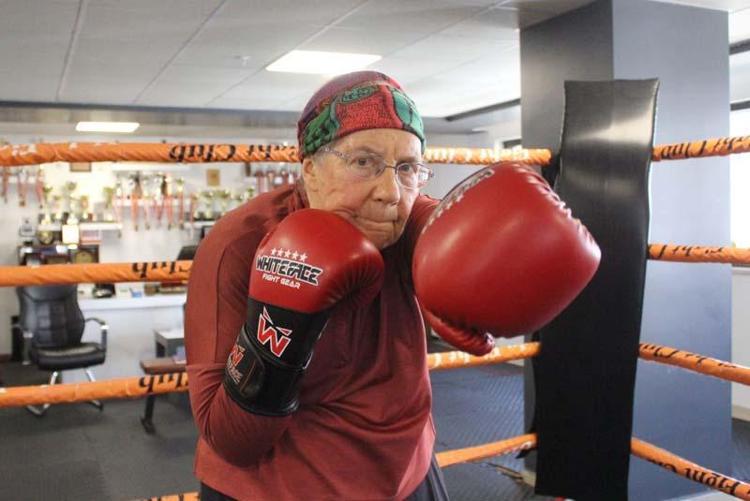 PARKİNSON BOKSUNUN ÖNCÜLERİNDEN BİRİ NACİYE TEYZE