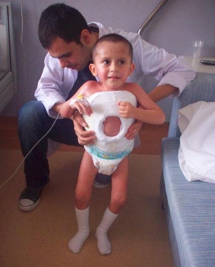 EN BÜYÜK HOBİSİ GİTAR ÇALIP, TEST ÇÖZMEK