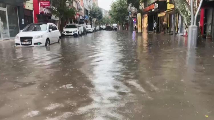 YALOVADA SAĞANAK SU BASKINLARINA YOL AÇTI; METREKAREYE 48 KİLO YAĞMUR DÜŞTÜ