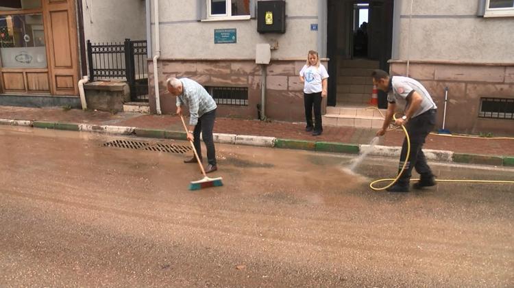 İŞ YERLERİNİ SU BASTI