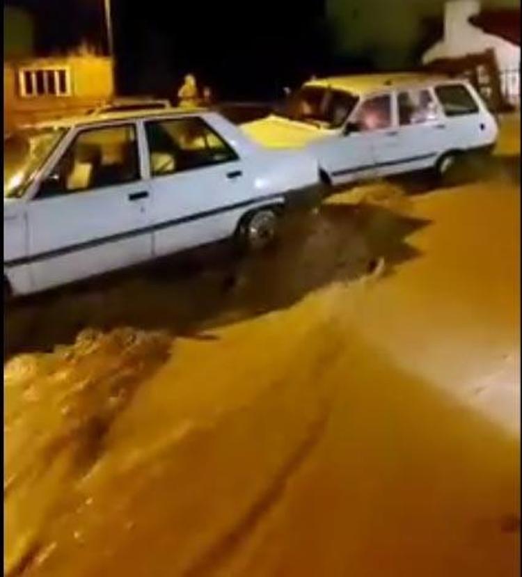 MUDURNUDA SAĞANAK; YAMAÇLARDAN YOLLARA KAYA PARÇALARI DÜŞTÜ