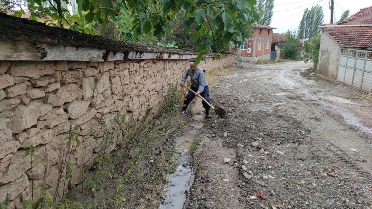 KÜTAHYADA SAĞANAK; EV VE AĞILLARI SU BASTI
