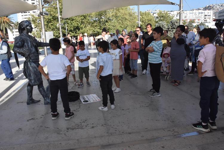 ÇOCUKLAR HEYKEL SANIYOR