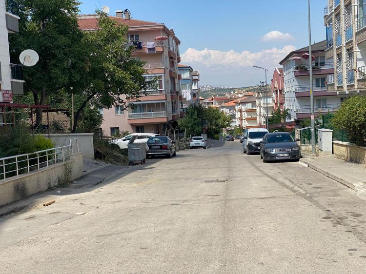 5 DAKİKA BOYUNCA AYAĞIYLA KAFASINA VURDU