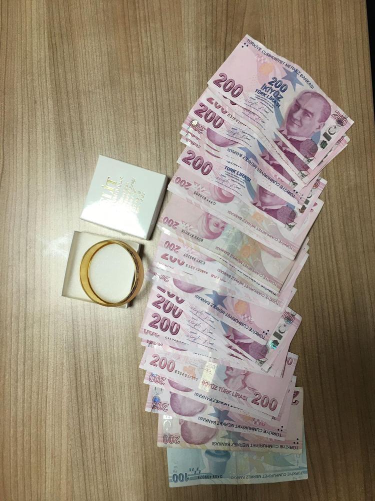 EV SAHİPLERİNİ ZİYARET EDEREK HIRSIZLIĞI FARK EDİP ETMEDİKLERİNİ KONTROL ETMİŞ