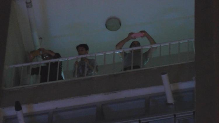 YANAN BİNADAN ÇIKMAK YERİNE BALKONDAN GÖRÜNTÜ ÇEKTİLER