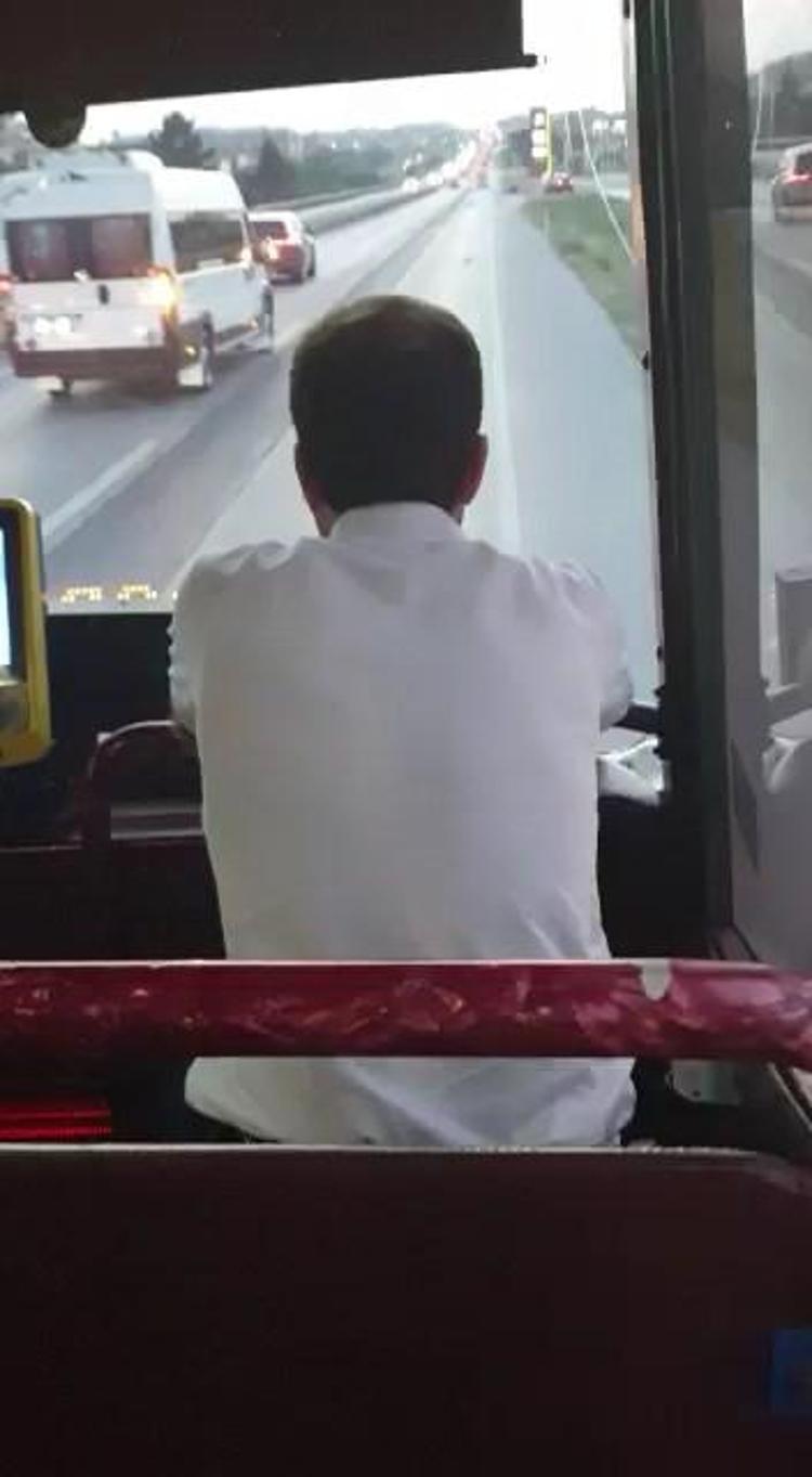 ŞOFÖR OTOBÜSDEKİ BİR GENCE DİREKSİYONU TESLİM ETTİ