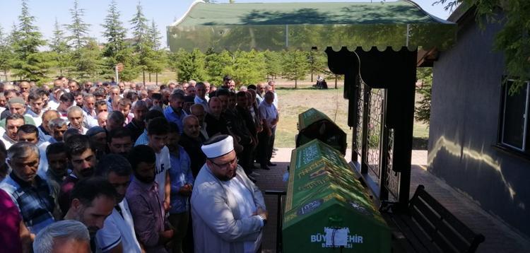 ÇİFTİN CENAZELERİ TOPRAĞA VERİLDİ