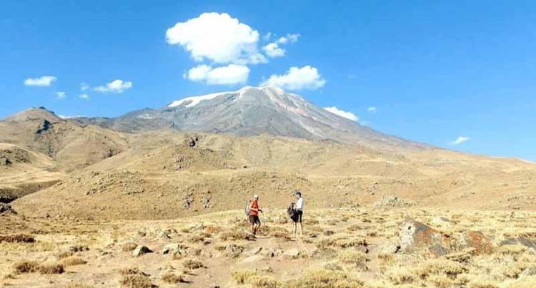 ZİRVEDEKİ BUZ HIZLI ERİYOR