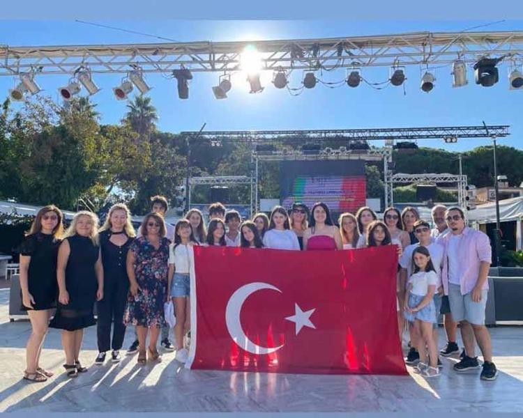 GALADA KONSER VEREN TEK PİYANİST OLDU