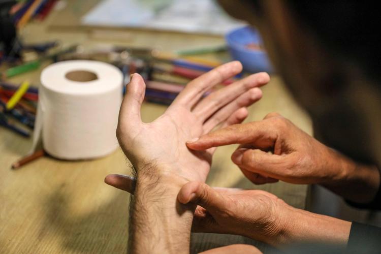 ÇOCUKLARA ÖĞRETMENLİK YAPIYOR