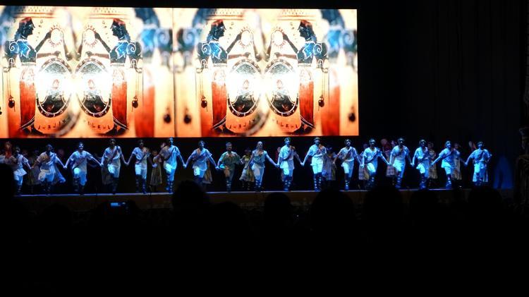 ANADOLU ATEŞİ DANS GRUBU, ÇANAKKALE’DE ‘TROYA’ GÖSTERİSİNİ SAHNELEDİ