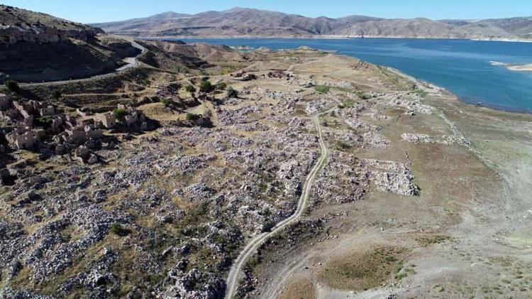 TARİHİ YAPILARIN ORTAYA ÇIKTIĞINI GÖRÜYORUZ