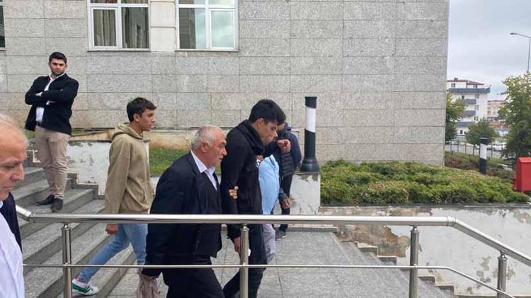 AĞABEYİ TERCÜMANA JİLETLE SALDIRDI