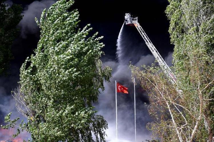 BAYRAK İÇİN BİNLERCE ŞEHİT VE GAZİ VERDİK