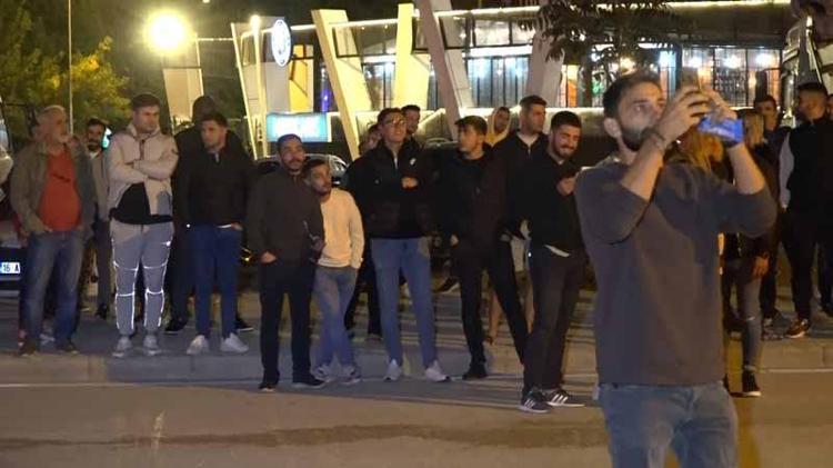 YANAN BİNANIN ÖNÜNDE ÖZÇEKİM YAPTILAR