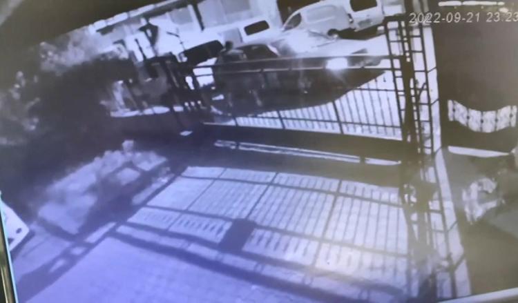 KAYINPEDERİN EVE GELİŞİ GÜVENLİK KAMERASINA YANSIDI