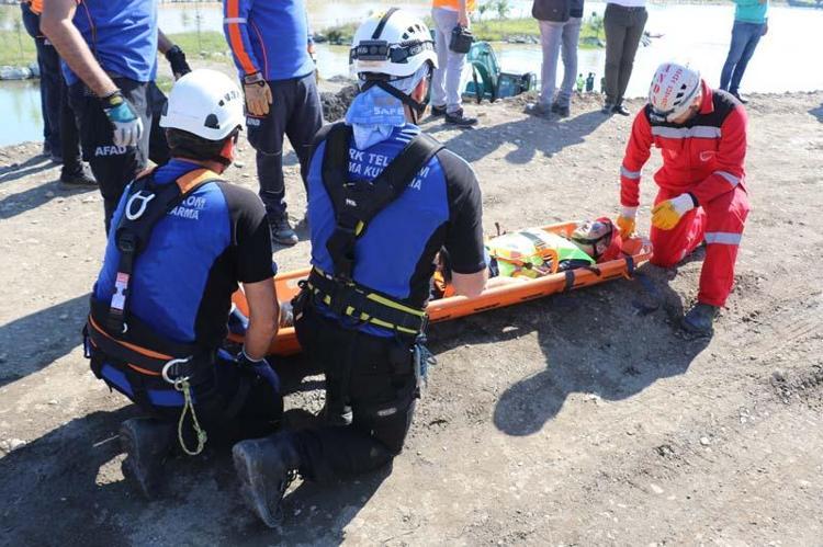 HELİKOPTER MAHSUR KALANLAR İÇİN HAVALANDI