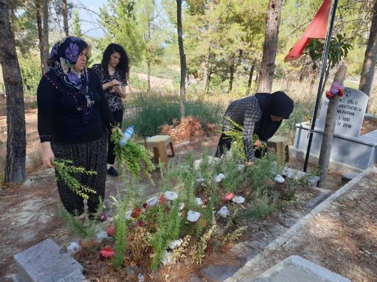 KIZININ MEZARINI ZİYARET ETTİ