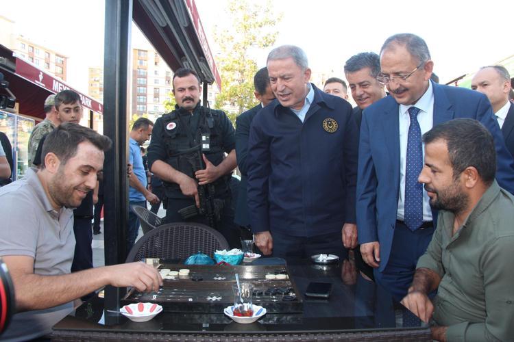 BAKAN AKAR VE ÖZHASEKİ MEYDAN PARKTA VATANDAŞLARLA BULUŞTU