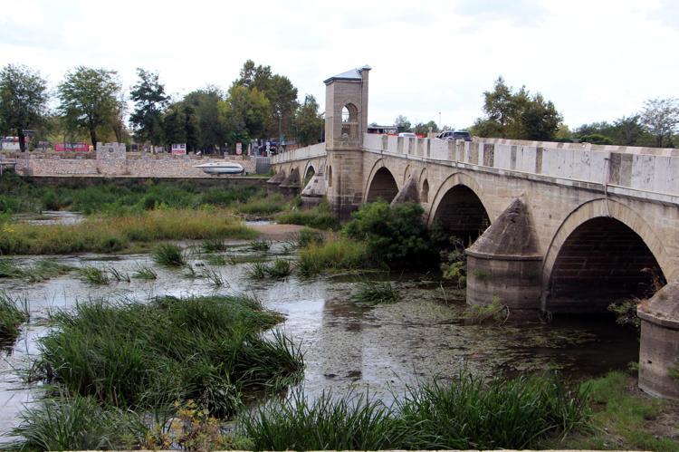 ESKİDEN DEREDEN SU İÇERDİK