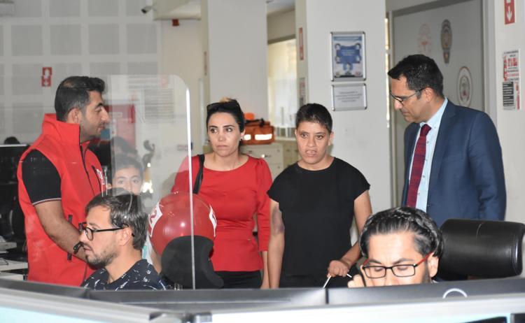 ŞARKI SÖYLEMEK, ADRES SORMAK İÇİN ARAYANLAR VAR