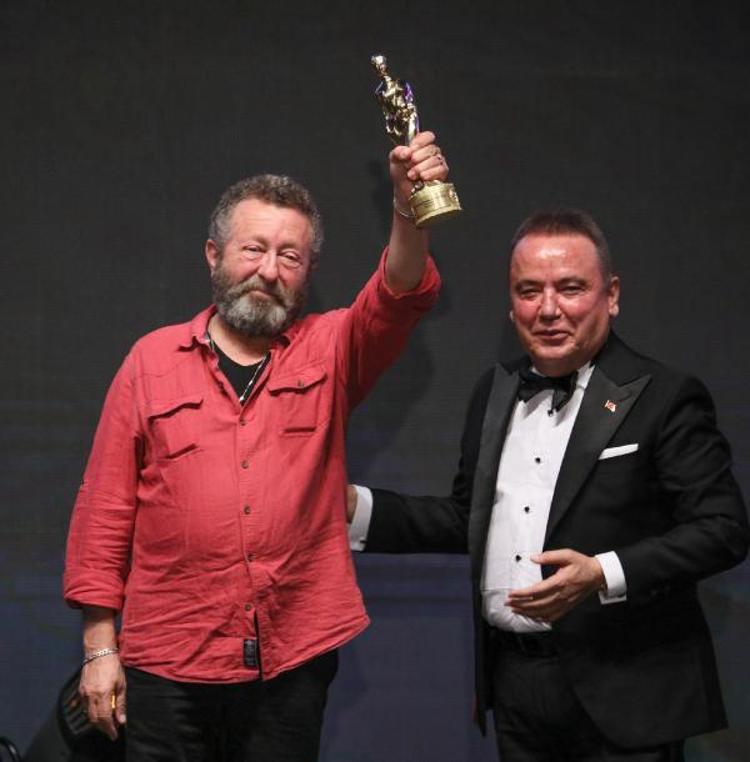 EDEBİYAT UYARLAMASI DALINDA İLK ÖDÜLLER VERİLDİ