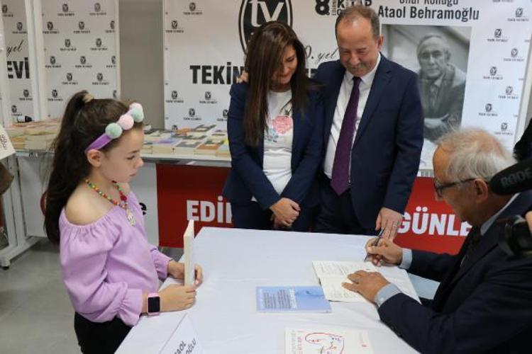 OKUDUĞU ŞİİRİ ATATÜRKÜN ANISINA ADADI