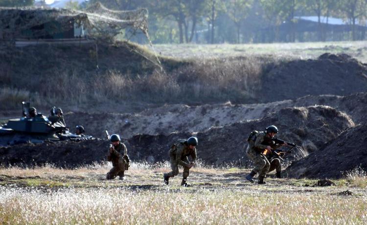 YARALI PERSONEL KURTARILDI, MAKAS KÖPRÜ İLE ARAÇLARIN GEÇİŞİ SAĞLANDI