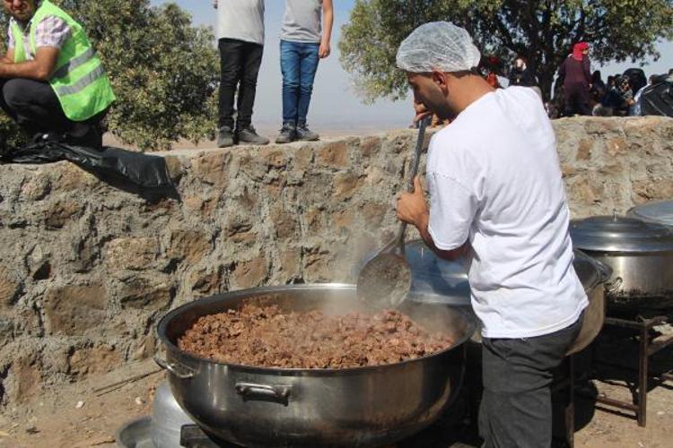 DEV KAZANLARDA YEMEKLER PİŞİRİLDİ