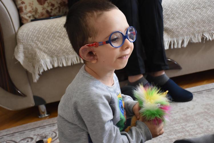 KELİMELERİ NET ÇIKARIP, UZUN CÜMLELER KURABİLİYOR