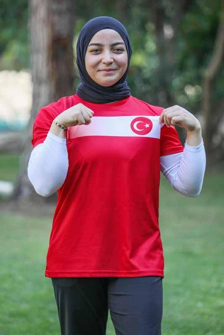 BABASININ ŞAKAYLA YENİLDİĞİ KIZ, ŞİMDİ RAKİP TANIMIYOR