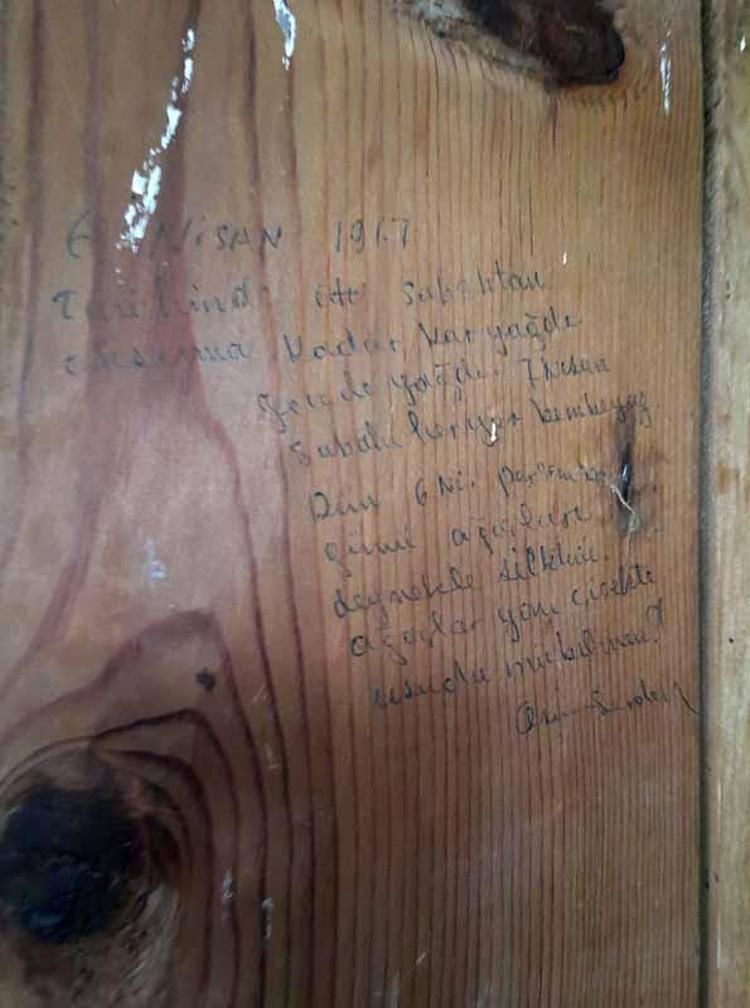 KAPAKTAKİ EL YAZISI