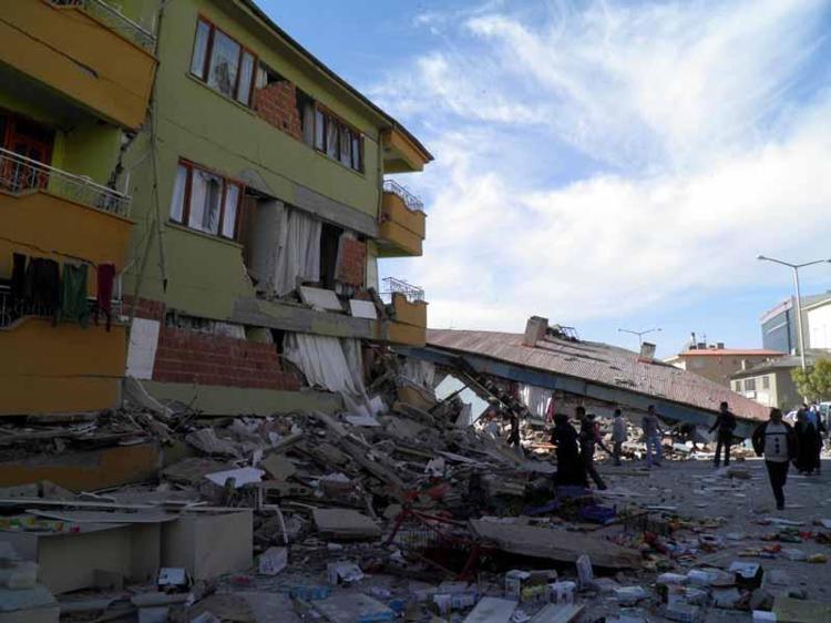 Depremde yaralandığı anı ve yaşadıklarını anlatan Akarsu, şu ifadeleri kullandı: