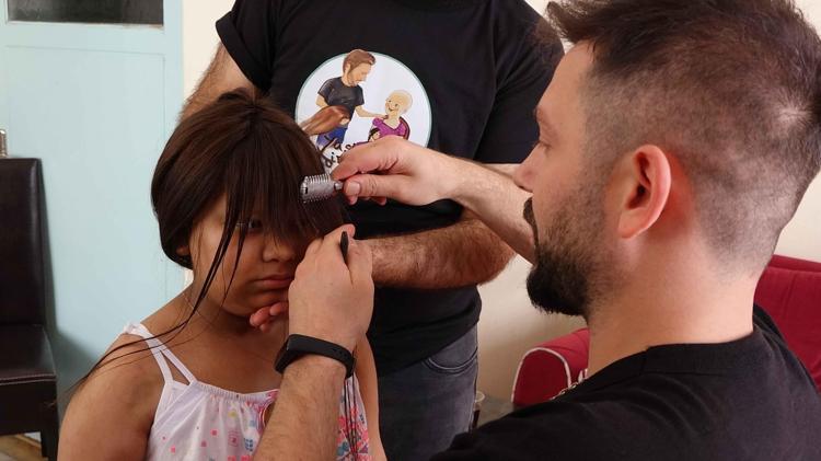 KIZIMA PERUK YAPMIŞ, ÇOK SEVİNDİK