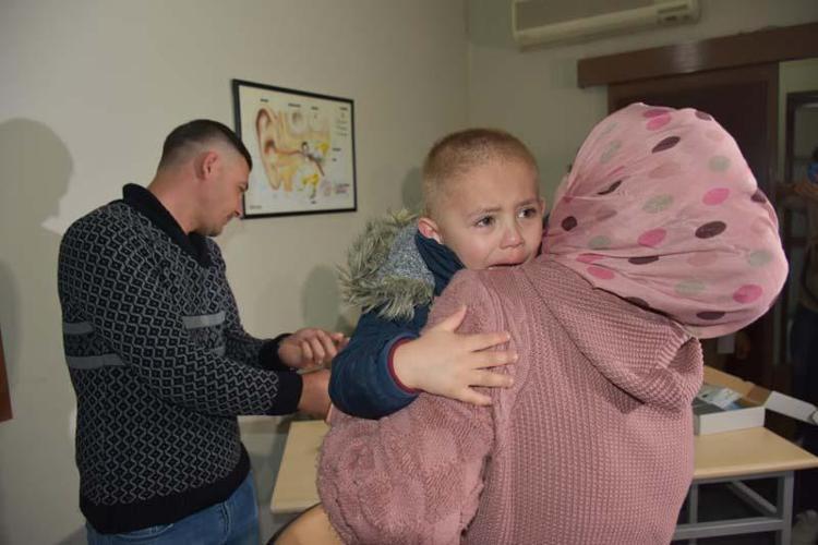 HEYECANDAN ANNESİNE SARILDI