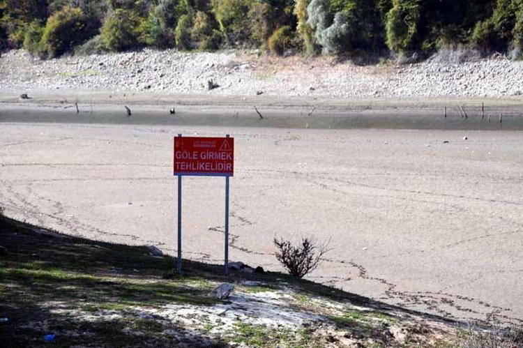 İstanbulun su ihtiyacını karşılayan barajların genel doluluk oranı yüzde 41,74 oldu. Barajların doluluk oranları şöyle: