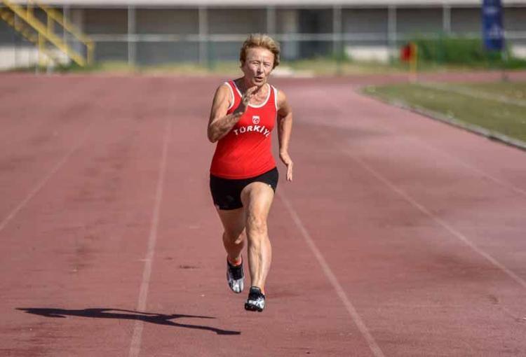 EŞİYLE BİRLİKTE YARIŞTI