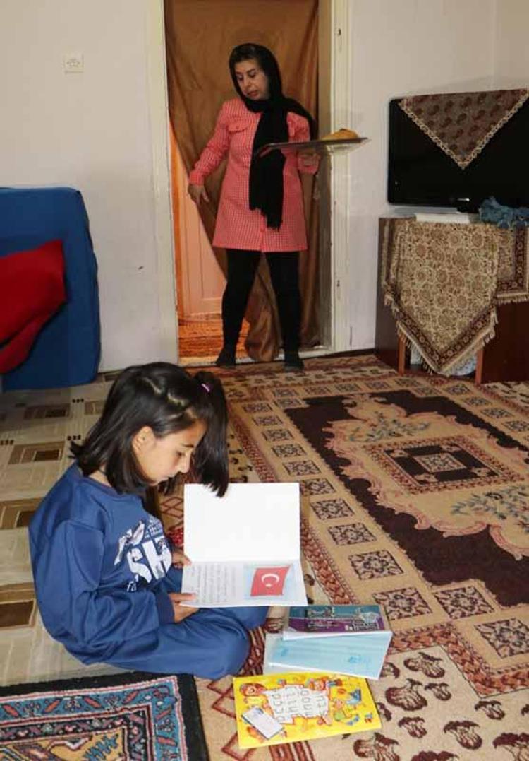 Eşinin uyuşturucu bağımlısı olması ile yaşantılarının altüst olduğunu ve gördüğü şiddet nedeniyle beyninde tümör oluştuğunu belirten Samneh Bahrami Jolfaci, şöyle konuştu: