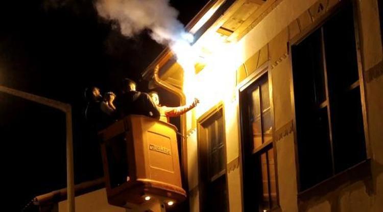 PORTRENİN ÜZERİNDE SIVA KAPLAMA VARDI