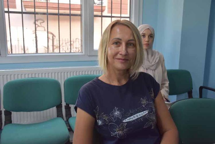 Türkiyede yaşamaktan duyduğu memnuniyeti ifade eden kursiyerlerden Svetlana Petrovskaya (42) 1 yıl önce Belarustan gelip İzmire yerleştiğini dile getirerek şöyle konuştu: