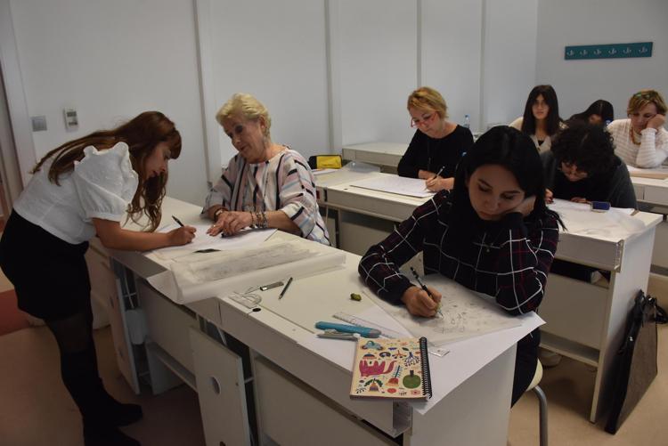 YERİ GELDİĞİNDE BİZE ANNELİK YAPIYOR