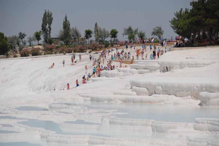 Pamukkalenin sunumunu geçen hafta İspanyanın Bask kıyısındaki Jeopark olan Zumaiada düzenlenen toplantıda yaptığını belirten Prof. Dr. Özkul, şunları söyledi: